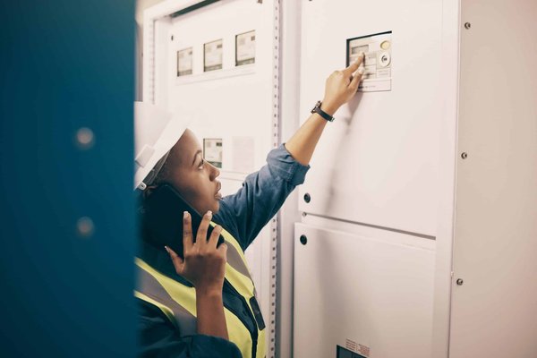 Quelles sont les raisons de choisir Régis Hallet pour résoudre vos problèmes électriques à Mésanger ?