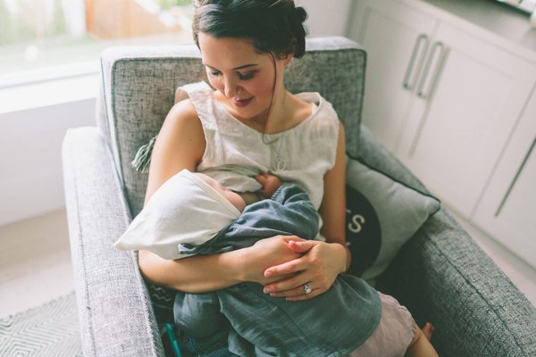 Fauteuil d'allaitement : avantages et facteurs à prendre en compte lors de l'achat