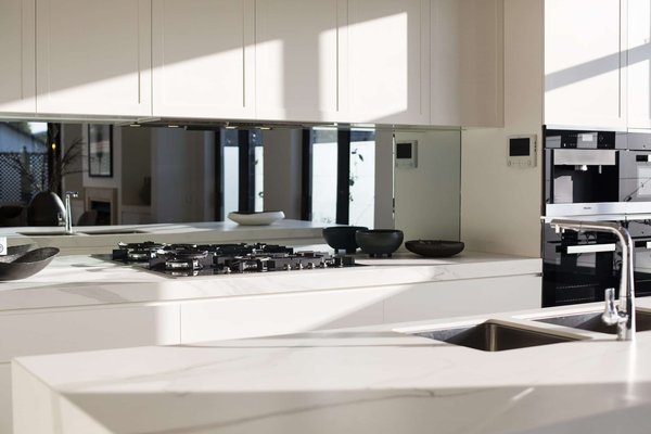 Quelles sont les principales caractéristiques à prendre en compte pour choisir une cuisinière à bois ?